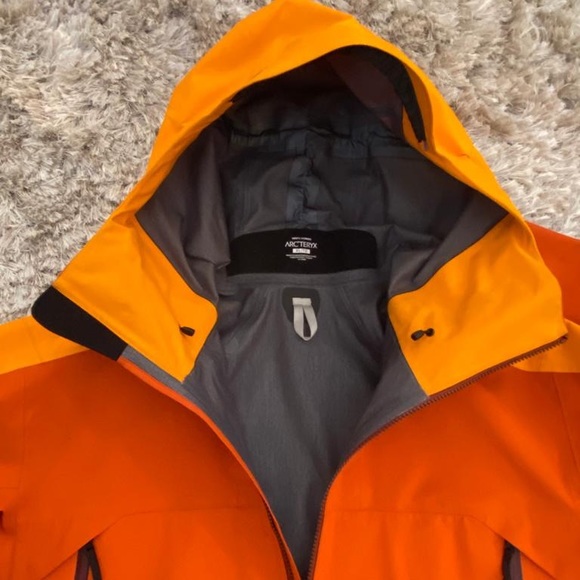 SOLD Arc’teryx Rare GORETEX XL Hard Shell Jacket - Picture 3 of 15
